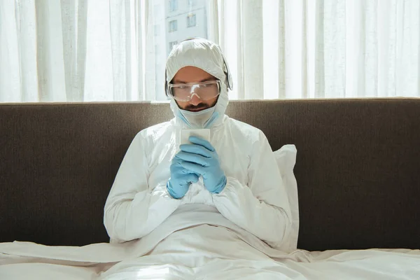 Man Hazmat Suit Headphones Medical Mask Latex Gloves Goggles Holding — Stock Photo, Image