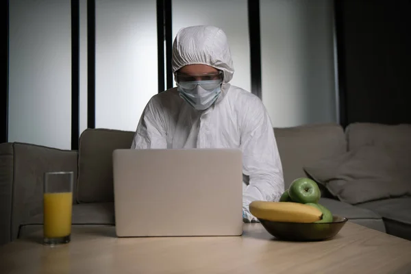 Freelancer Equipo Protección Personal Mascarilla Médica Usando Laptop Cerca Frutas — Foto de Stock