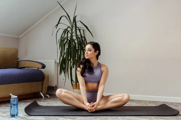 Spor Giyimli Çekici Bir Kız Evde Yoga Minderinde Kendini Izole — Stok fotoğraf