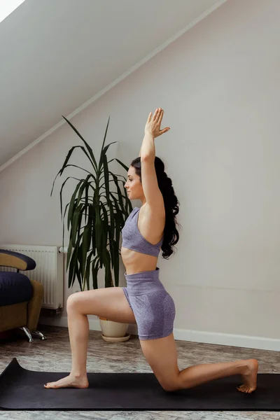 Mujer Joven Practicando Esterilla Yoga Casa Durante Autoaislamiento —  Fotos de Stock