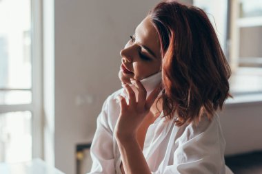 Kendini izole ederken akıllı telefondan konuşan güzel bir kız.