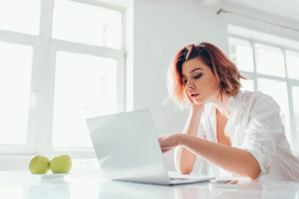 Beautiful Girl Using Laptop Kitchen Apples Quarantine — Stock Photo, Image