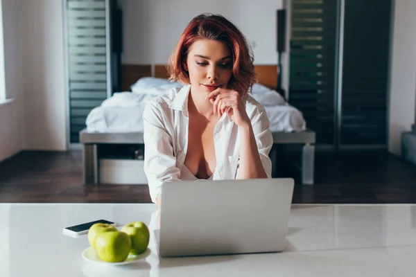 Attractive Girl Using Laptop Home Self Isolation — Stock Photo, Image