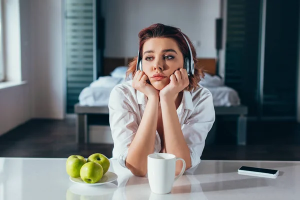 Upset Girl Listening Music Headphones Kitchen Coffee Apples Smartphone Self — Stock Photo, Image