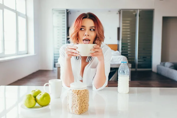 Atractiva Chica Lamiendo Copos Maíz Con Leche Para Desayuno Durante — Foto de Stock