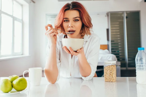 Atractiva Chica Comiendo Copos Maíz Con Leche Para Desayuno Durante — Foto de Stock