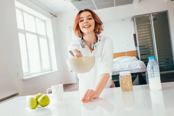 Smiling Girl Having Cornflakes Milk Apples Breakfast Self Isolation — Stock Photo, Image