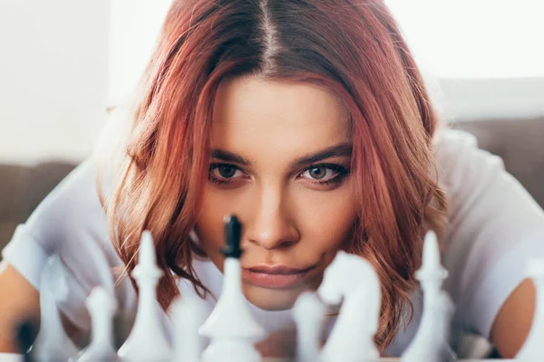 Концентрированная Красивая Девушка Играет Шахматы Самоизоляции Избирательный Фокус — стоковое фото