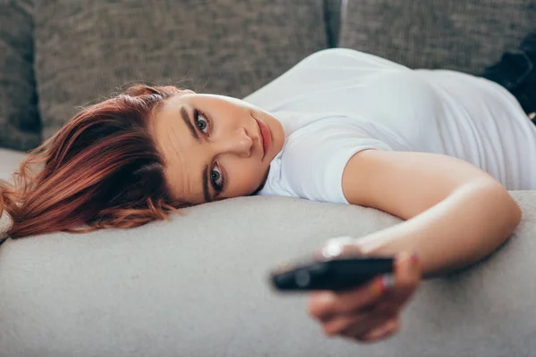 Chica Con Mando Distancia Viendo Televisión Casa Cuarentena Enfoque Selectivo — Foto de Stock