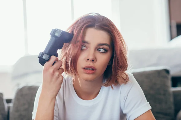 Kyiv Ukraine Abril 2020 Menina Pensativa Jogando Videogame Com Joystick — Fotografia de Stock