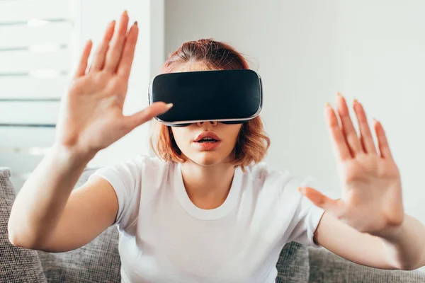 Emotional Girl Gesturing Using Virtual Reality Headset Home Quarantine — Stock Photo, Image