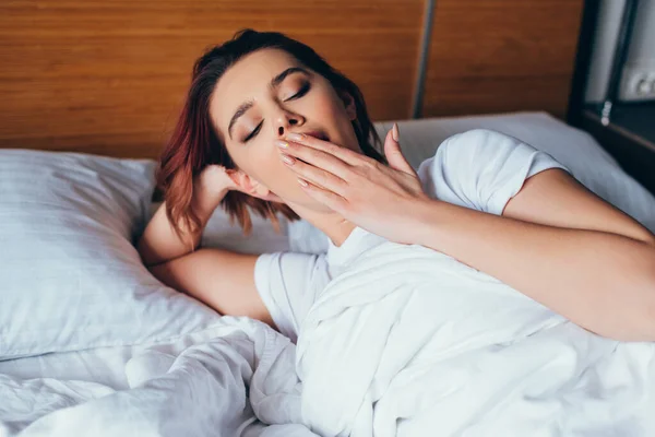 Belle Fille Bâillant Tout Couché Dans Lit Matin Pendant Quarantaine — Photo