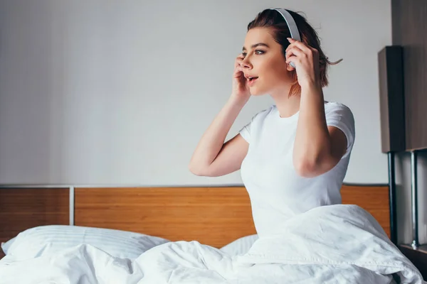 Opgewonden Meisje Luisteren Muziek Met Koptelefoon Bed Tijdens Quarantaine — Stockfoto