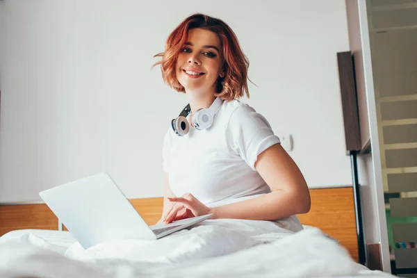 Chica Sonriente Con Auriculares Usando Ordenador Portátil Cama Auto Aislamiento — Foto de Stock