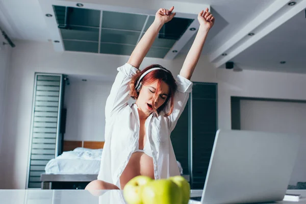 Hermosa Chica Escuchando Música Los Auriculares Bailando Cantando Casa Con Imágenes de stock libres de derechos