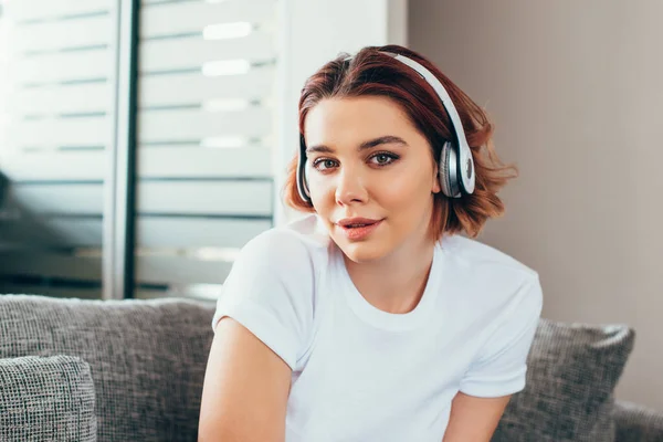 Hermosa Chica Escuchando Música Con Auriculares Casa Durante Cuarentena Imagen de stock