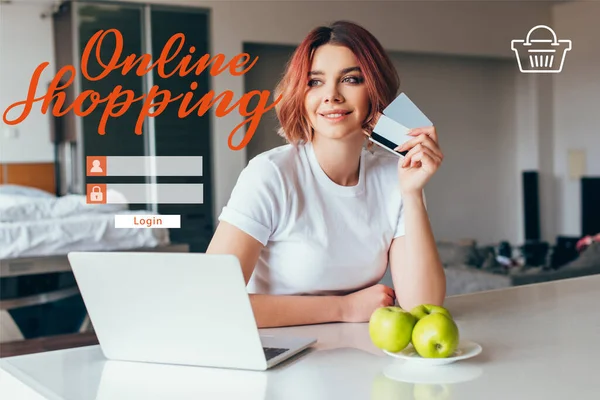 Positives Mädchen Mit Laptop Und Kreditkarten Auf Küche Mit Äpfeln — Stockfoto