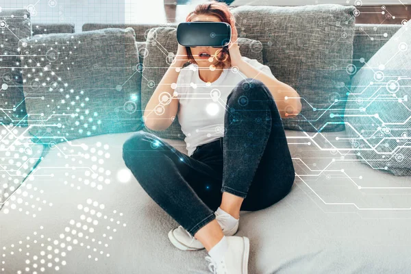 Meglepett Lány Használ Virtuális Valóság Headset High Tech Jelek Otthon — Stock Fotó