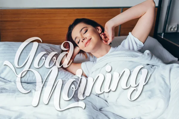 Приваблива Позитивна Дівчина Охолоджує Ліжку Вранці Під Час Самоізоляції Хорошим Ліцензійні Стокові Фото