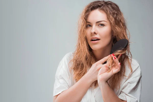 Mujer peinando cabello 4 - foto de stock