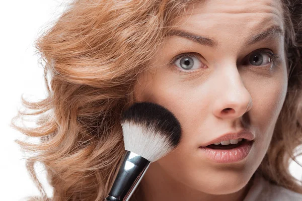Mujer aplicando maquillaje - foto de stock