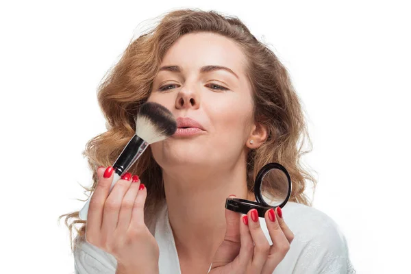 Mujer aplicando maquillaje - foto de stock