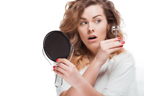 Frau kräuselt Wimpern — Stockfoto