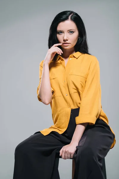 Brünette Frau in gelber Bluse — Stockfoto