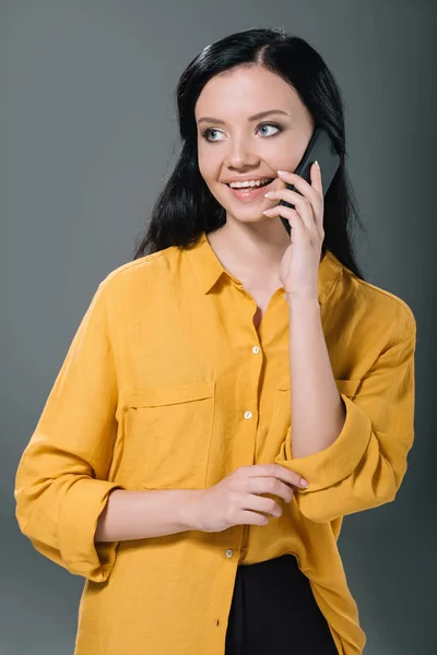Brunette femme parler sur smartphone — Photo de stock