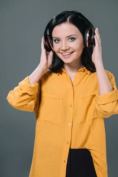 Жінка в навушниках слухає музику — стокове фото