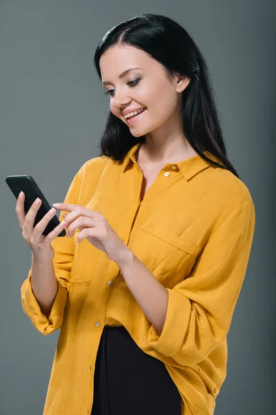 Brunette femme en utilisant smartphone — Photo de stock