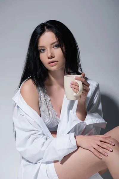 Donna che beve caffè — Foto stock