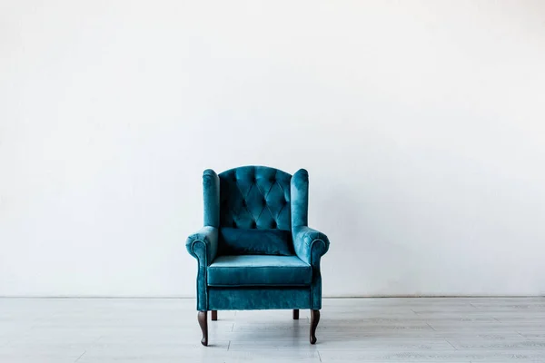 Зручне крісло біля білої стіни у вітальні — стокове фото