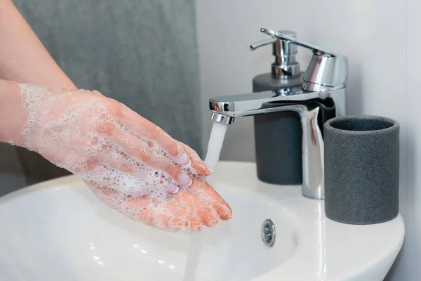 Обрізаний вид молодої жінки миття мильних рук у ванній — стокове фото
