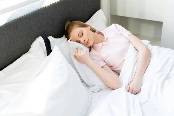 Jeune femme attrayante dormant dans la chambre moderne — Photo de stock