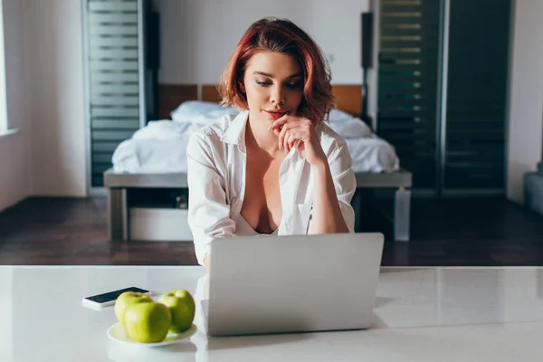 Ragazza attraente che utilizza il computer portatile a casa su auto isolamento — Foto stock