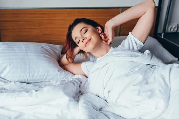 Menina positiva atraente refrigeração na cama de manhã durante o auto-isolamento — Fotografia de Stock