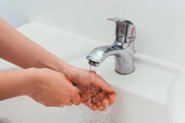 Cropped view of girl washing hands on quarantine — Stock Photo