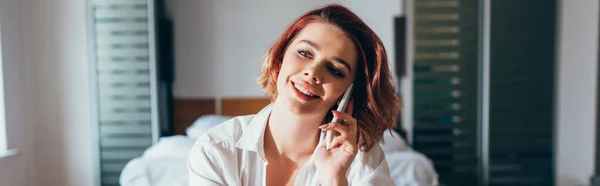 Felice ragazza parlando su smartphone in camera da letto durante l'isolamento — Foto stock