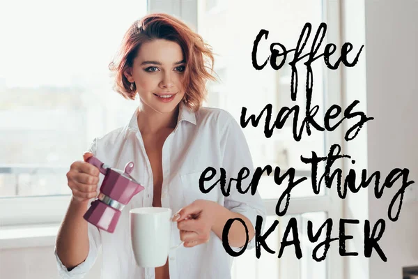 Красивая девушка наливая кофе из горшка на карантин с кофе делает каждую вещь okayer надписи — стоковое фото