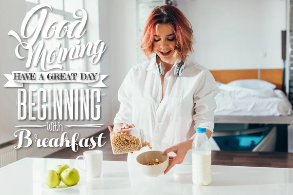 Femme excitée ayant cornflakes avec du lait et des pommes pour le petit déjeuner pendant l'isolement avec bonjour, avoir une grande journée commençant par le lettrage petit déjeuner — Photo de stock