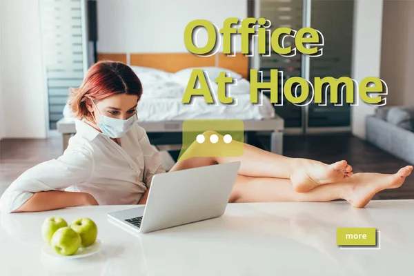 Freelance pieds nus dans le masque médical travaillant sur ordinateur portable à la maison avec des pommes sur l'isolement personnel avec le bureau à la maison lettrage — Photo de stock