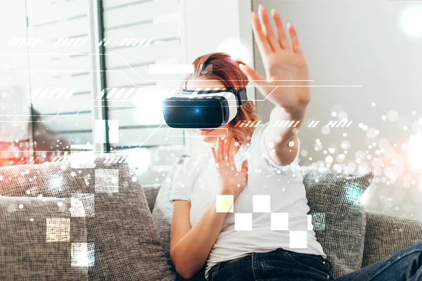 Femme émotionnelle gesticuler et utiliser un casque de réalité virtuelle avec pixels à la maison sur l'isolement personnel — Photo de stock