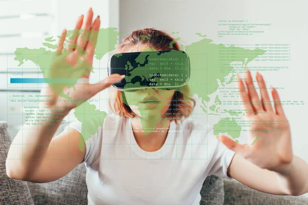 Menina emocional gesticulando e usando fone de ouvido realidade virtual com sinais em casa em quarentena com mapa do mundo — Fotografia de Stock