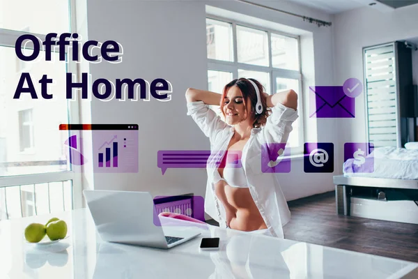 Bella ragazza in cuffia utilizzando laptop e smartphone a casa su auto isolamento con ufficio a casa lettering — Foto stock
