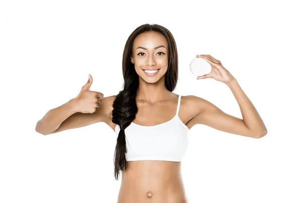 Mujer afroamericana con crema en la mano — Foto de Stock