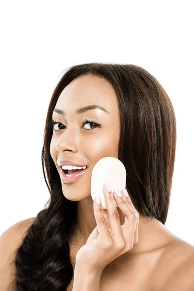 Mujer afroamericana con jabón — Foto de Stock