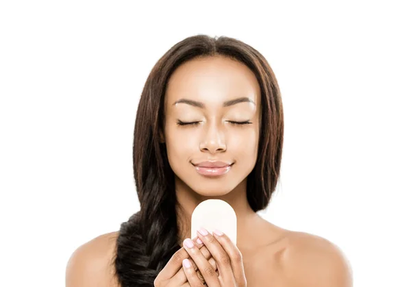 Mujer afroamericana con jabón — Foto de Stock