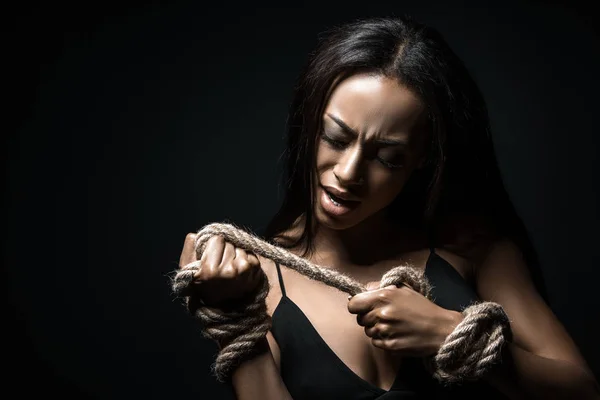 アフリカ系アメリカ人の女性がロープで縛られて — ストック写真