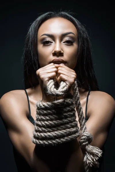 Mujer afroamericana atrapada con cuerda — Foto de Stock